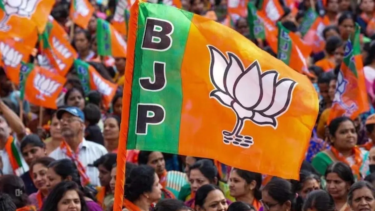 यूपी में बड़ा सियासी फेरबदल, कई जिलों के प्रभारी मंत्रियों को बदला गया; जानिये कौन हटा, किसको मिली जिम्मेदारी