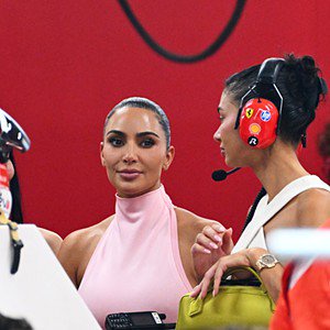 Singapura: Kim Kardashian apoia o namorado em mais uma corrida - A socialite Kim Kardashian esteve presente na primeira corrida do Grande Pr￩mio de Singapura, este s￡bado, 10 de outubro, onde apoiou o seu namorado, Lewis Hamilton, na pista da Ferrari. 