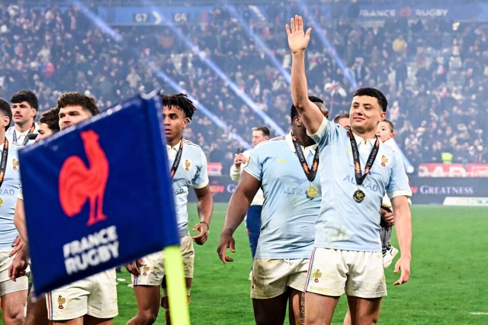 Louis Bielle-Biarrey, ici après la victoire des Bleus dans le Tournoi des 6 Nations 2026, serait-il aussi votre ballon d'or ?