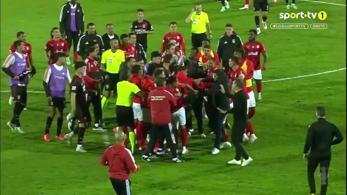 Confusão no final do Santa Clara-Benfica