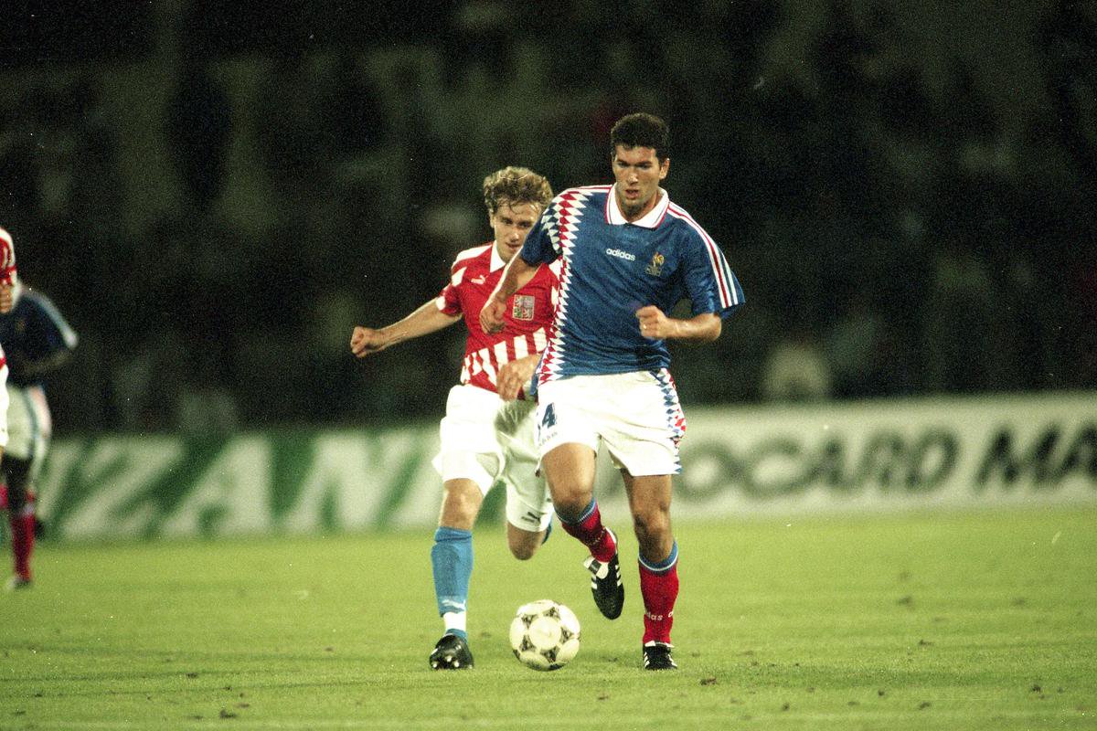 Zinedine Zidane lors du match de sa première sélection en équipe de France, disputé face à la République tchèque le 17 août 1994 au Parc Lescure à Bordeaux
