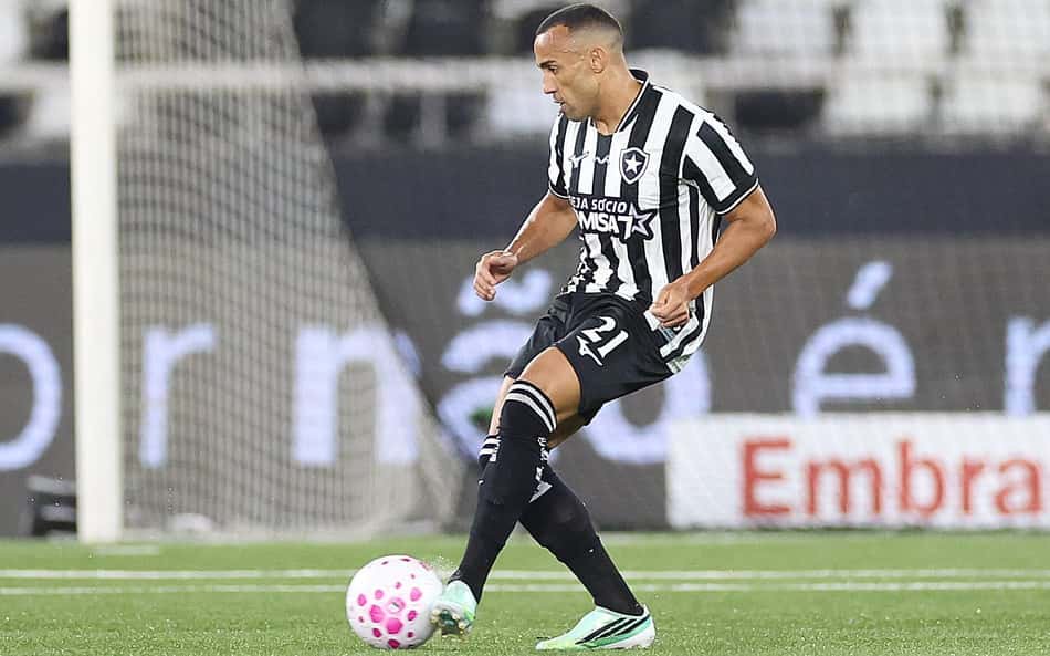 Marçal em ação pelo Botafogo