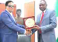 Dr. Mike Uyi presents award to Ola Olukoyede
