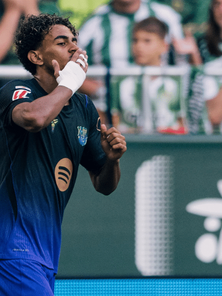 Lamine Yamal fez o primeiro gol do Barcelona sobre o Real Betis neste sábado (17) por La Liga