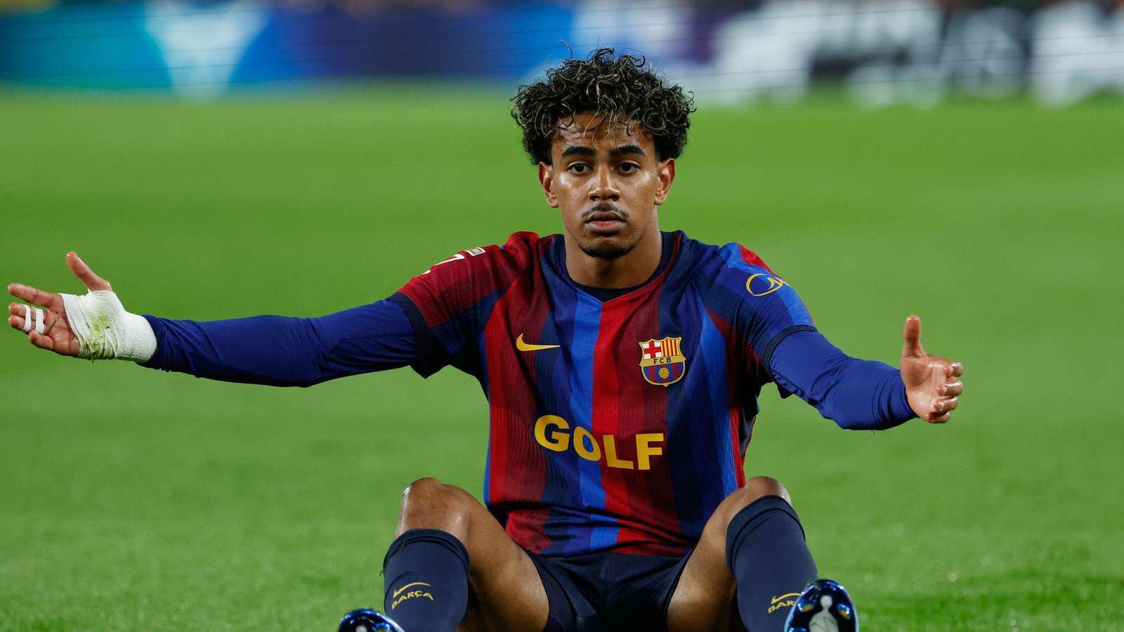 25.10.2026, Spanien, Barcelona: Fußball, Männer: Primera División, Spanien, FC Barcelona - Real Madrid, 10. Spieltag. Lamine Yamal (FC Barcelona) reagiert. Foto: Joan Monfort/AP/dpa +++ dpa-Bildfunk +++