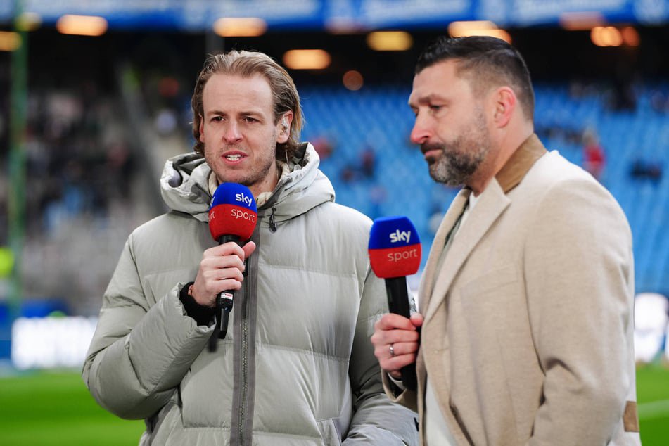 Yannick Erkenbrecher (l.) und Torsten Mattuschka (r.) moderieren heute vom Rasen des Rudolf-Harbig-Stadions aus.