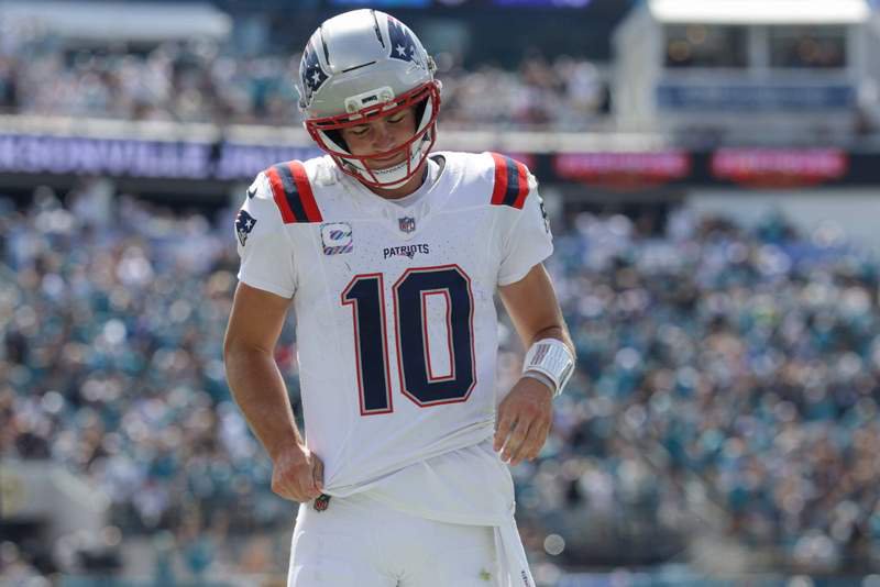 JACKSONVILLE, FL – SEPTEMBER 27:Drake Maye 10 of the New England Patriots reacts after a play during the game between the Jacksonville Jaguars and the New England Patriots on September 27, 2026 at EverBank Stadium in Jacksonville, Fl. Photo by David Rosenblum/Icon Sportswire NFL, American Football Herren, USA SEP 27 Patriots at Jaguars EDITORIAL USE ONLY Icon260927007077