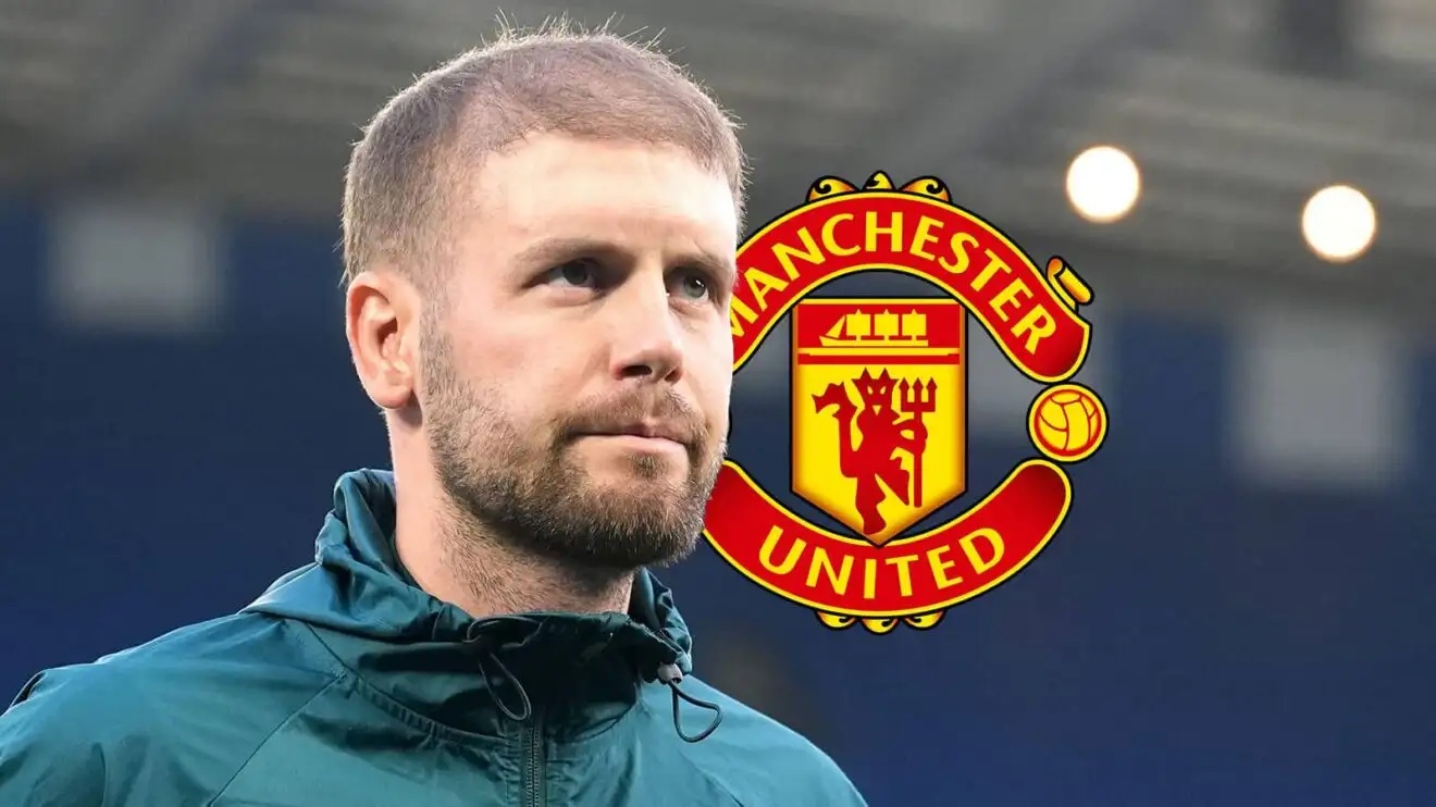 Brighton boss Fabian Hurzeler, Man Utd badge