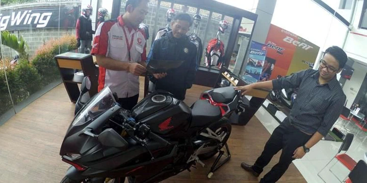 Honda CBR250RR di salah satu diler di Jawa Barat. Harga motor ini lebih mahal Rp 100.000 dibandingkan harga Jakarta.