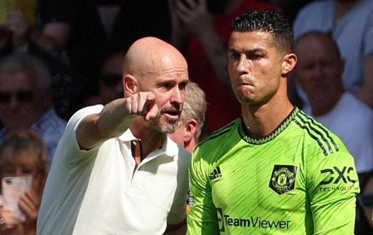Manchester United's Dutch manager Erik ten Hag (L) directs substitute Manchester United's Portuguese striker Cristiano Ronaldo