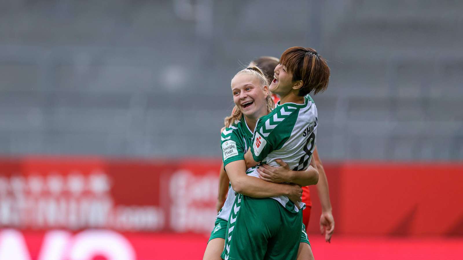 Traf direkt bei ihrem Debüt für den SV Werder Bremen: Neuzugang Mei Shimada (re.).
