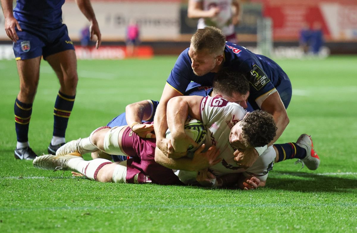 Fletcher Anderson of Scarlets powers over to score