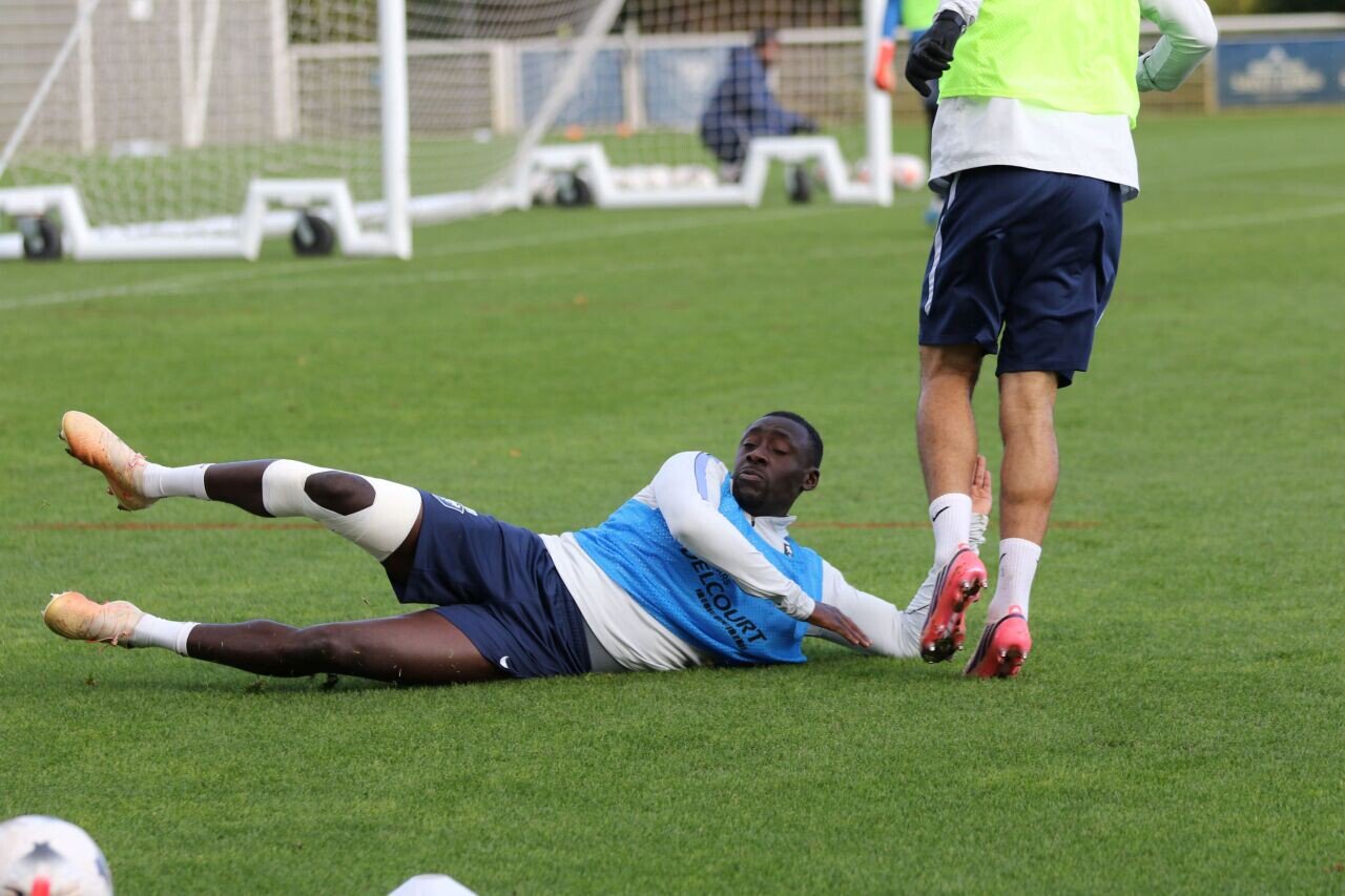 Le tacle de Dennis Appiah.