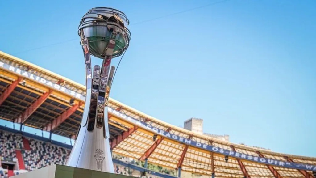 Troféu da Taça da Liga no Estádio Doutor Magalhães Pessoa (FOTO: site Liga Portugal)