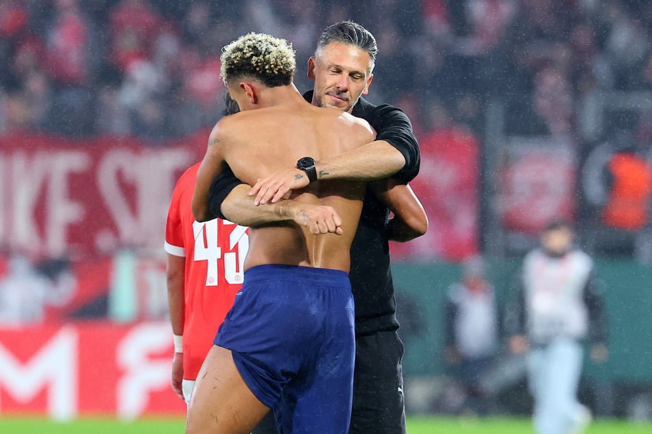 Sichtliche Erleichterung bei RB-Coach Martin Demichelis (45)! Seine Wechselspieler um Antonio Nusa (21) konnten die Partie drehen.