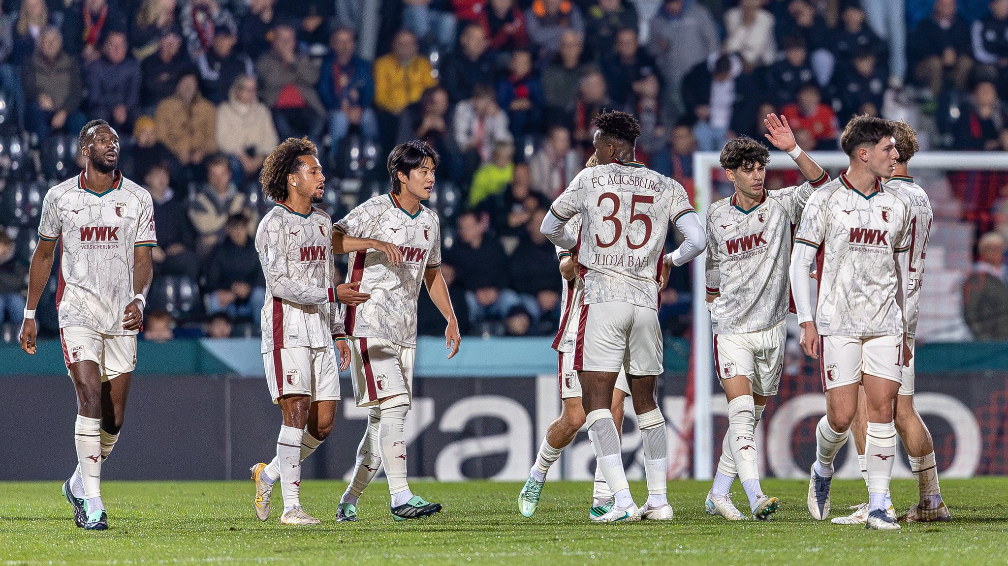 Der FC Augsburg bejubelte im DFB-Pokal vier Treffer gegen den Drittligisten Sonnenhof Großaspach.