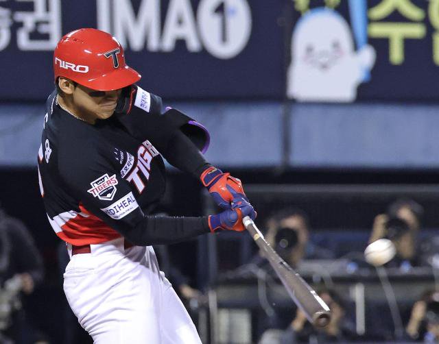 Kim Do-yeong hit a 145m grand slam as KIA Tigers beat LG Twins to reach playoff