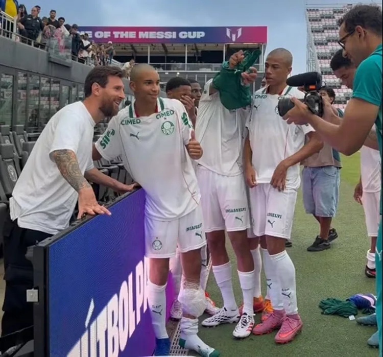 Messi tira fotos com jogadores sub-16 do Palmeiras durante competição organizada pelo craque (Reprodução)