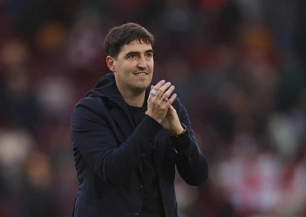 Andoni Iraola applauds