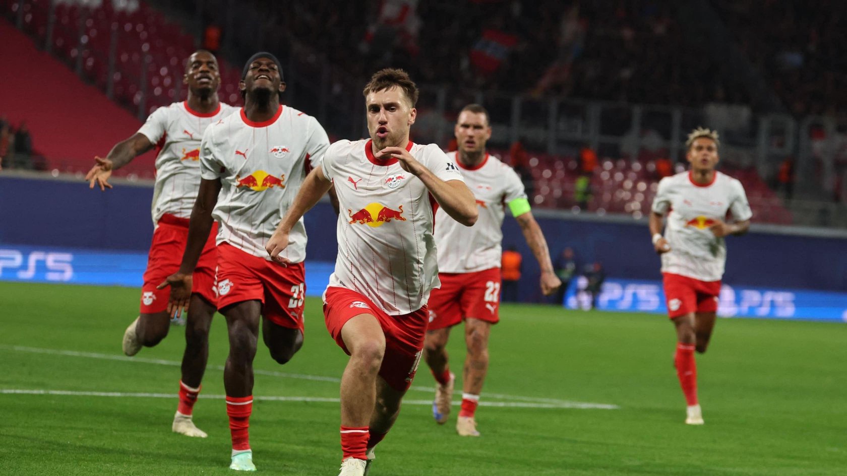 Brajan Gruda (RB Leipzig, M.) jubelt mit Teamkollegen nach dem Treffer zum 1:0 gegen Eindhoven