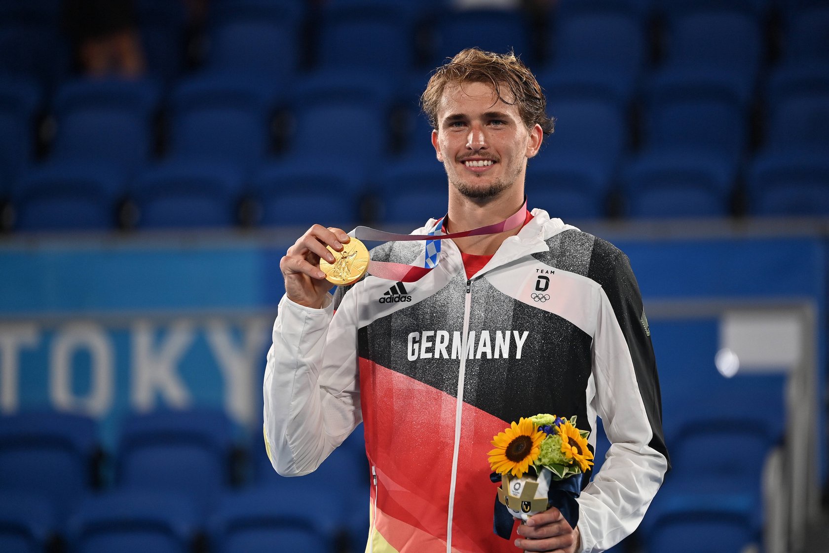 Ungewohnter Anblick mit kürzeren Haaren: Alexander Zverev nach seinem Olympiasieg 2021 in Tokio