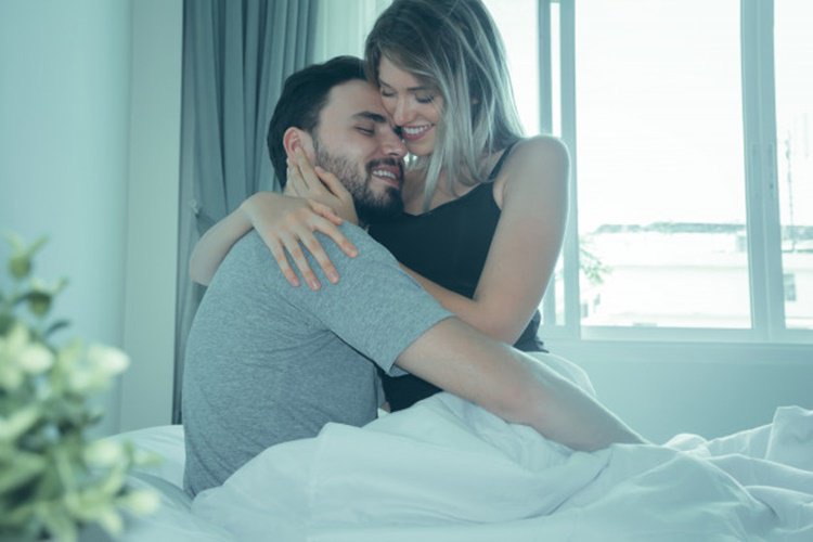 6 Titik Sensitif Perempuan yang Paling Peka Saat Dicium