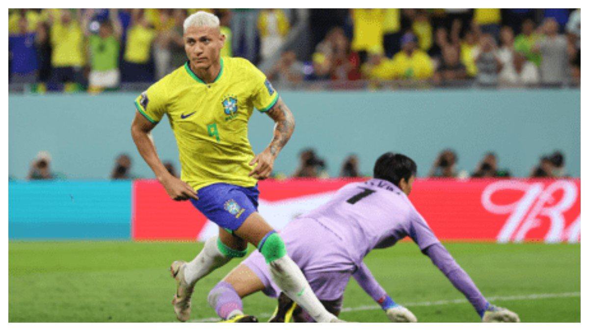 Bomber Brasil, Richarlison mencetak gol ke gawang Korea Selatan di Piala Dunia 2022.