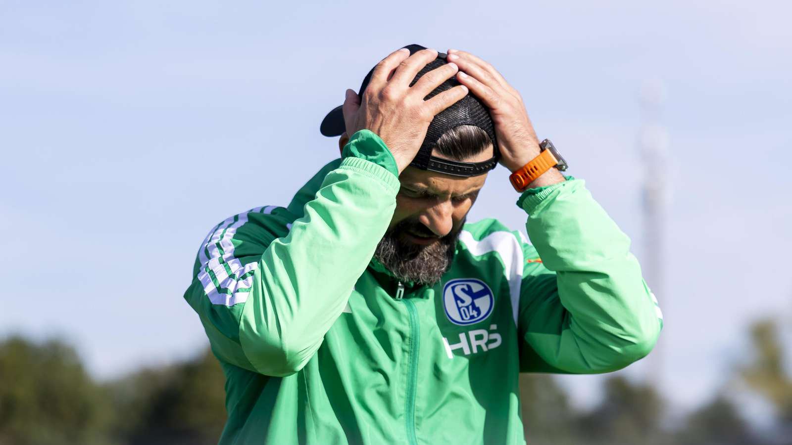 Schalke-Trainer Miron Muslic schlägt die Hände über dem Kopf zusammen.