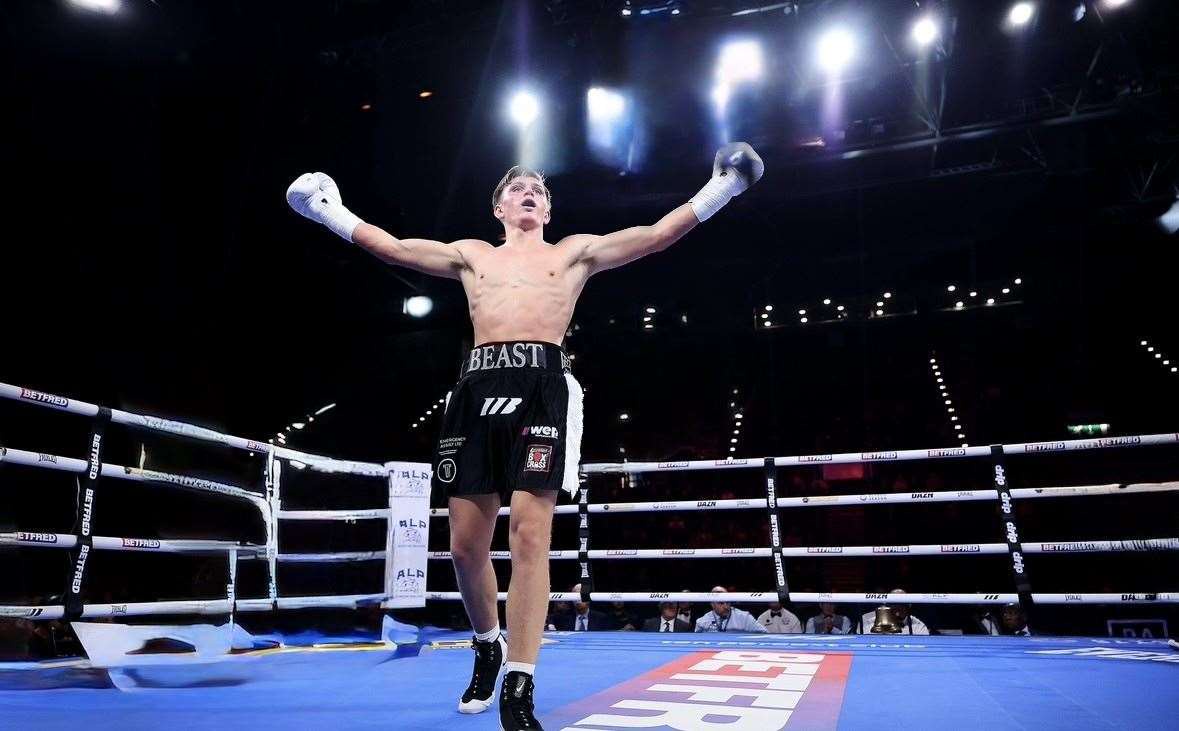 Celebrating his victory against Matias Herrera