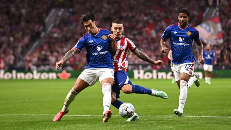 Lisandro Martinez playing against Atletico Madrid