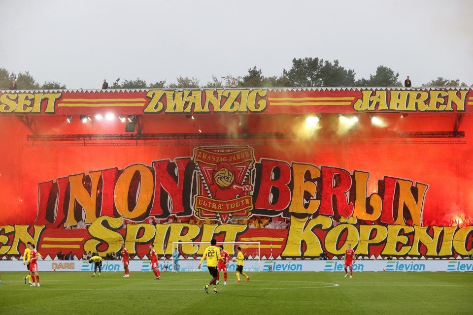 Ein zentrales Bild der Choreo der Union Fans. Auf dem Bild sichtbar ist der in zwei verschiedenen Farben hochgezogenen Schriftzug "Union Berlin", sowie die Hälfte von "Teen Spirit Köpenick".