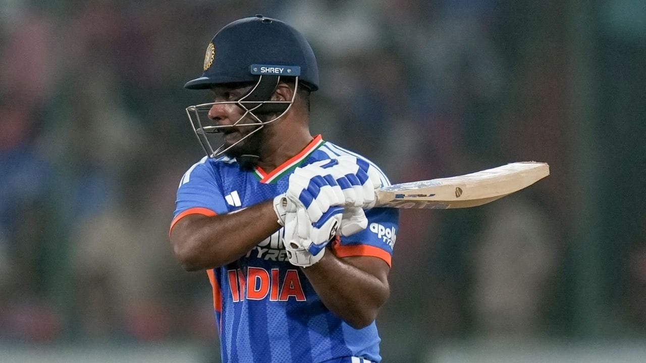 वेस्टइंडीज से मिले 248 रन के लक्ष्य के जवाब में सैमसन ने आते ही ताबड़तोड़ छक्के-चौके उड़ा दिए और सिर्फ 20 गेंदों में अपना अर्धशतक पूरा कर लिया, जो उनकी जॉइंट फास्टेस्ट फिफ्टी है. (Photo: PTI)

