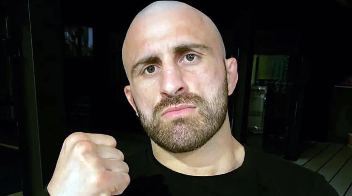 Volkanovski promove evento do UFC. Foto: Reprodução/Facebook/UFC