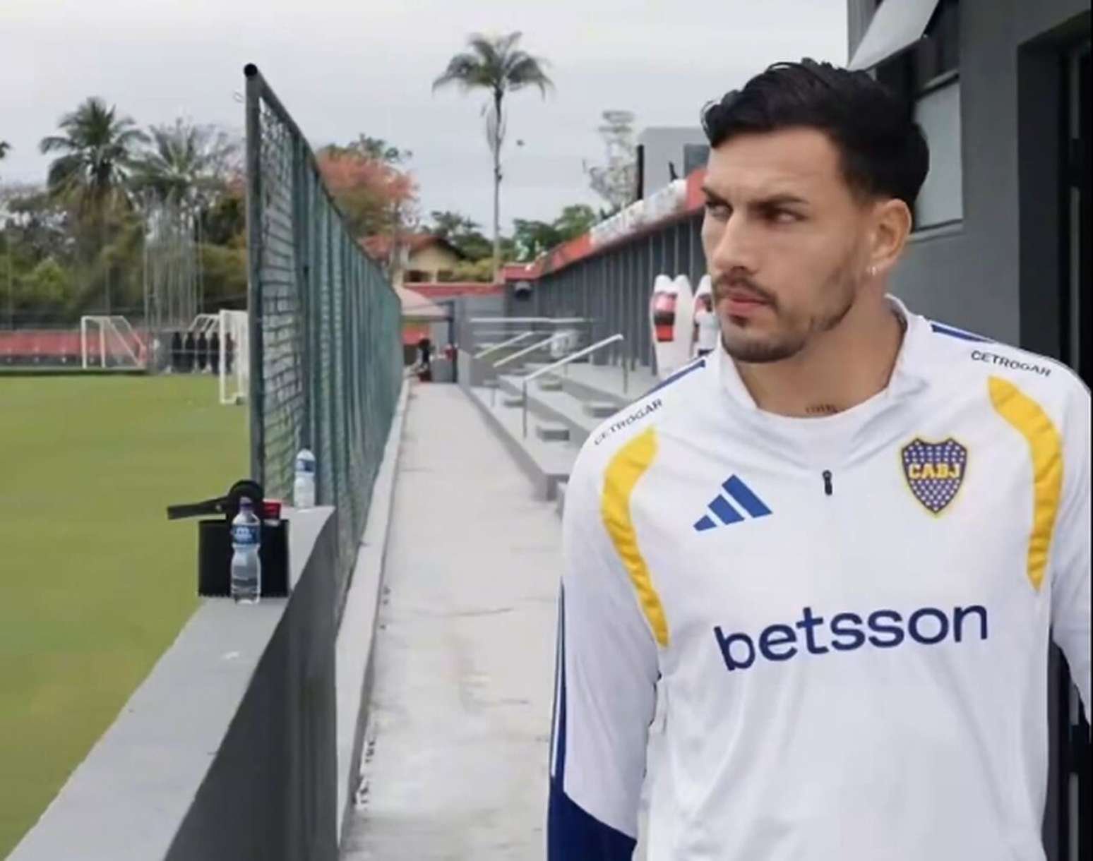 Paredes aparece em treino do Boca Juniors –