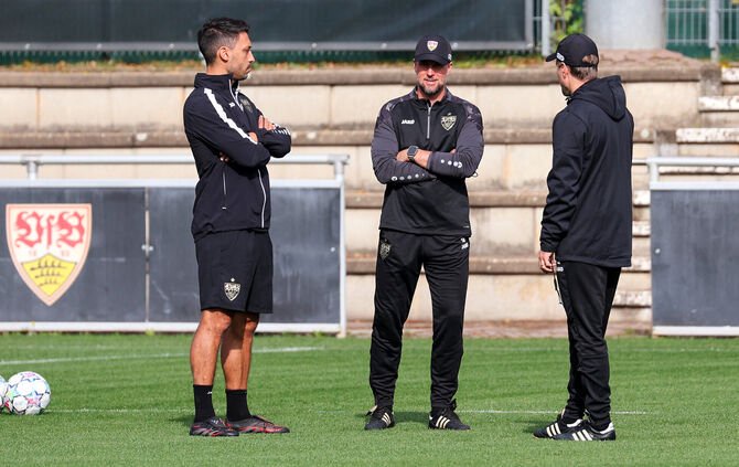 Sebastian Hoeneß (Mitte) vor dem CL-Spiel gegen Atlético Madrid, im Gespräch mit seinen Co-Trainern Malik Fathi und David Krecid