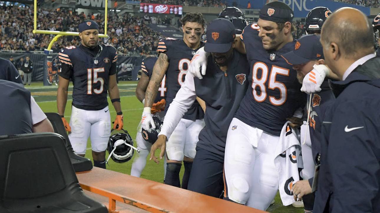Cole Kmet (85) von den Chicago Bears musste mit einer Verletzung vom Feld gefahren werden