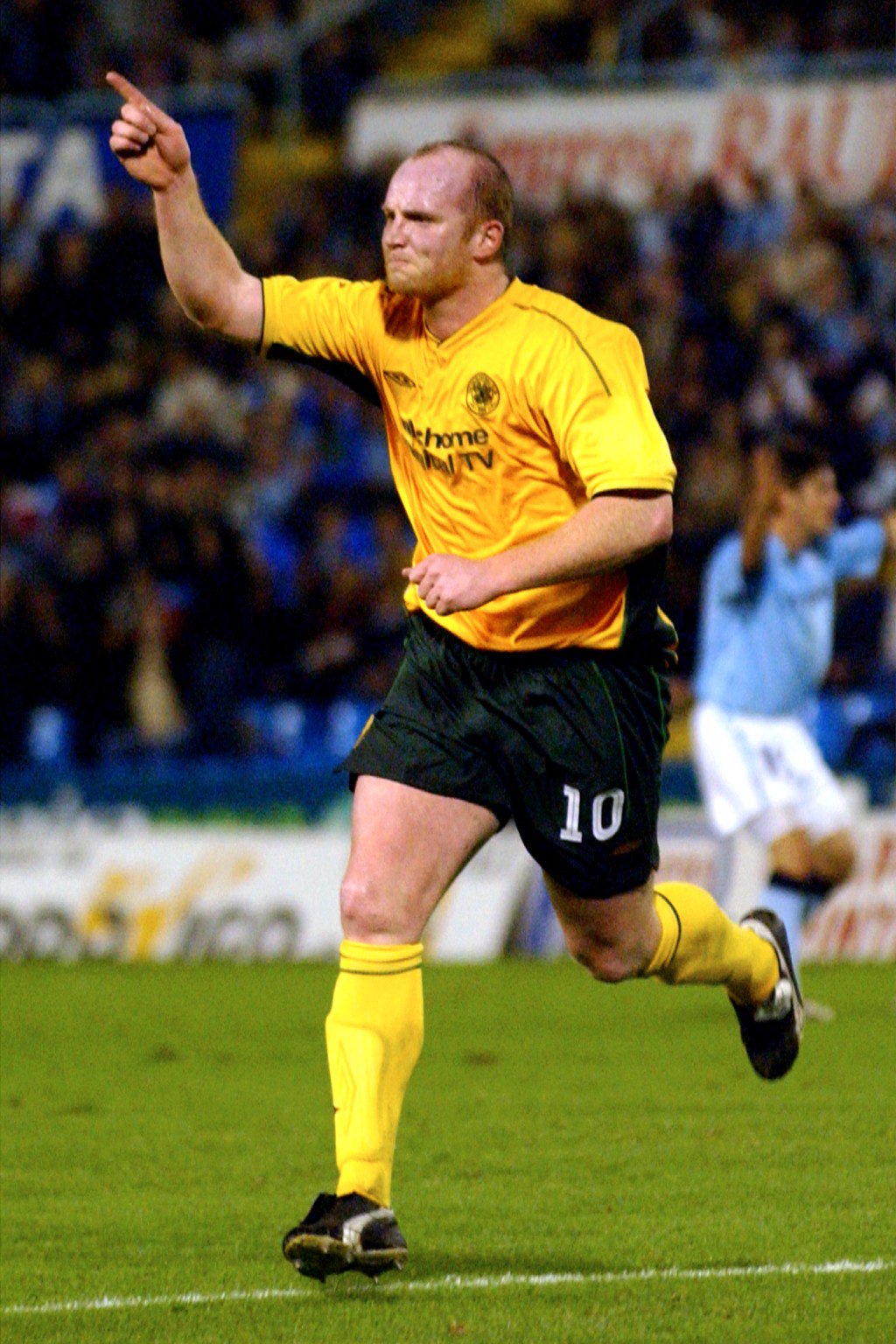 Celtic's John Hartson celebrates scoring the equalising goal against Celta Vigo in the UEFA Cup.