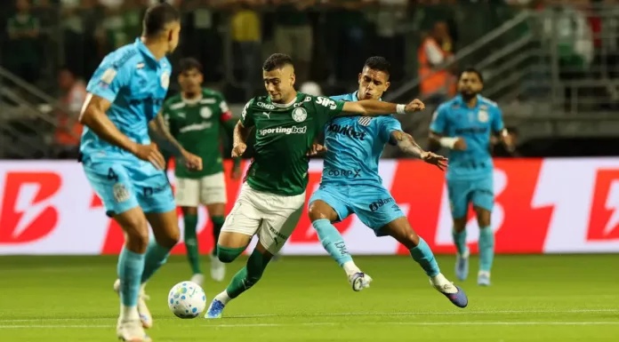 O jogador Andreas Pereira, da SE Palmeiras, disputa bola com o jogador do Santos FC, durante partida válida pela décima quarta rodada, do Campeonato Brasileiro, Série A, na arena Allianz Parque. (Foto: Cesar Greco/Palmeiras/by Canon)