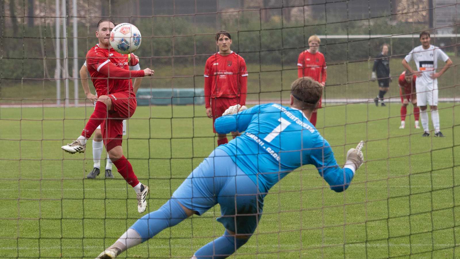 Mit Vollspann ans Gebälk nagelte Zornedings (rot) Matthias Schuster diesen Elfmeter.