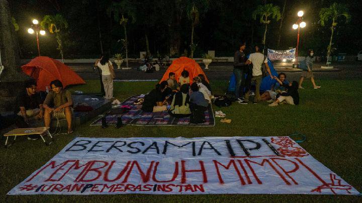 Mahasiswa melakukan aksi berkemah di halaman Balairung, Universitas Gadjah Mada (UGM), Sleman, D.I Yogyakarta, Rabu, 29 Mei 2024. Aksi tersebut bentuk protes atas tingginya nominal Uang Kuliah Tunggal (UKT). ANTARA/Andreas Fitri Atmoko
