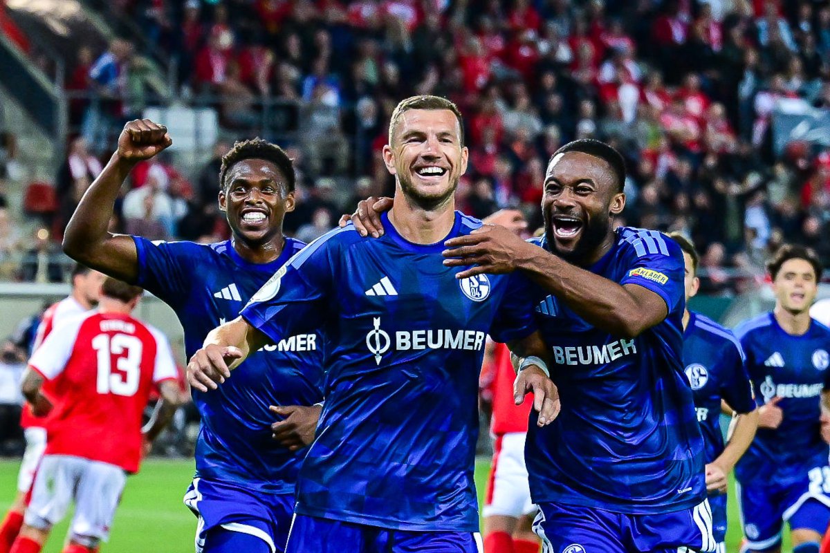 Schalker bejubeln den Treffer im DFB-Pokal