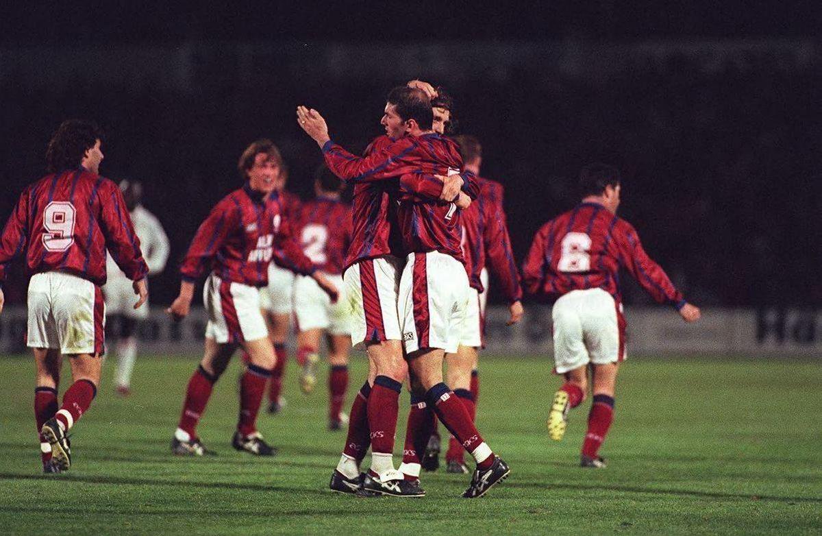19 mars 1996 au Parc Lescure à Bordeaux. Zinedine Zidane félicite Christophe Dugarry après son but face au Milan AC en quart de finale retour de la Coupe UEFA. On reconnaît également François Grenet, Didier Tholot (9) et Philippe Lucas (6)