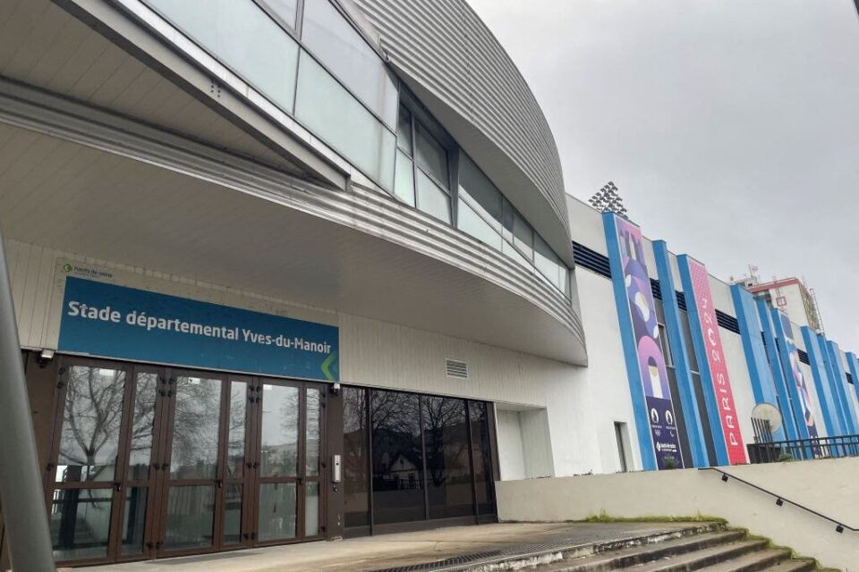 Sous un ciel grisonnant, le Stade Yves-du-Manoir à Colombes s'apprête à reprendre des couleurs avec le retour du club de rugby Racing 92.