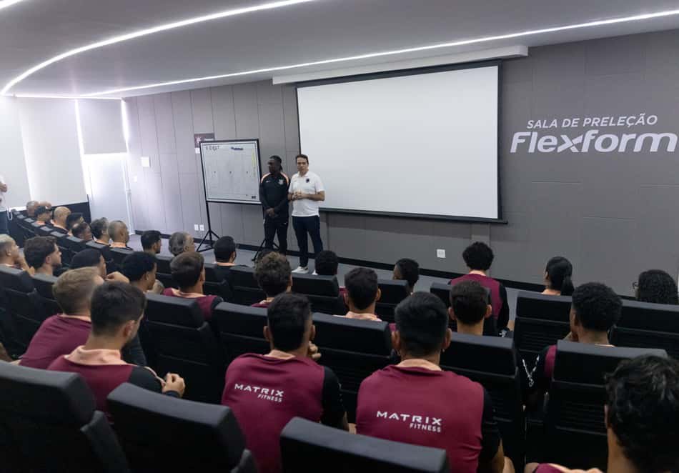 Seedorf e Marcelo Paz em conversa com jogadores do Corinthians