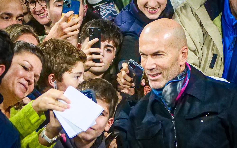 Le sélectionneur des Bleus a finalement fait son apparition sur la pelouse de Jean-Dauger, en habit de ville. Il n’a pas joué.
