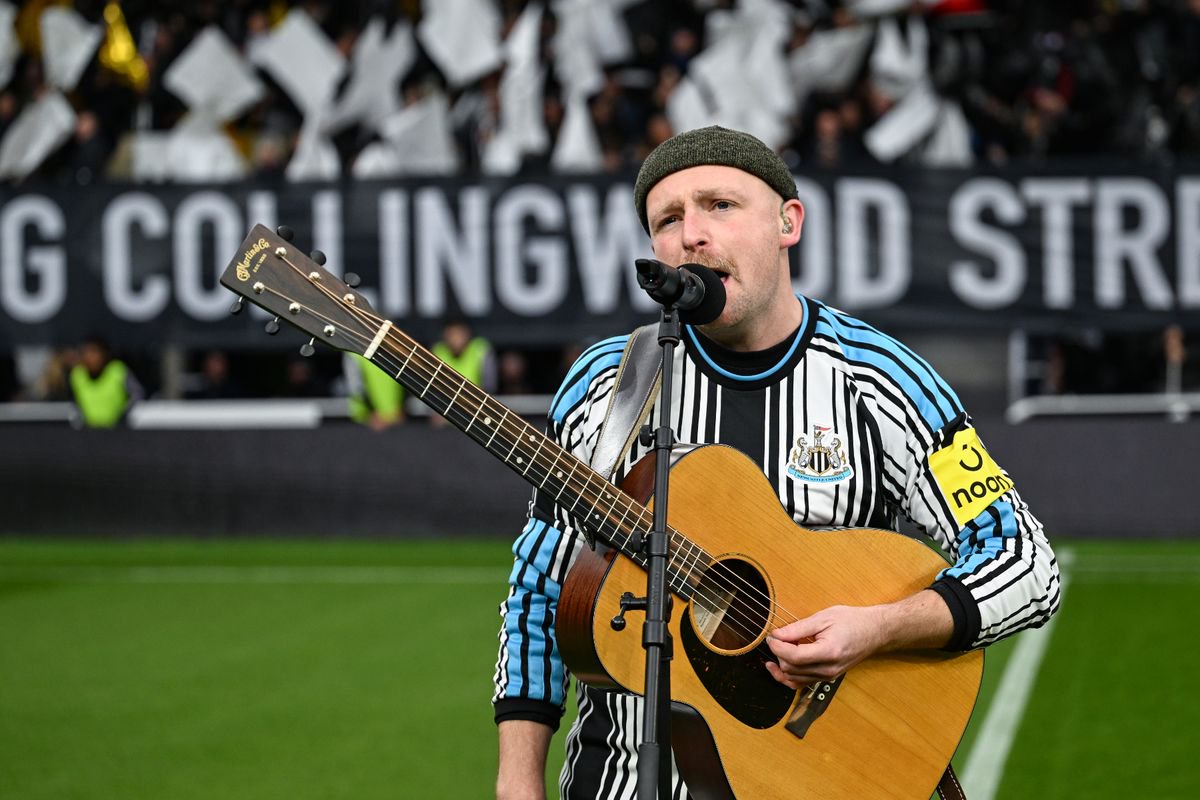 Aaron Duff (Hector Gannet) performs The Blaydon Races