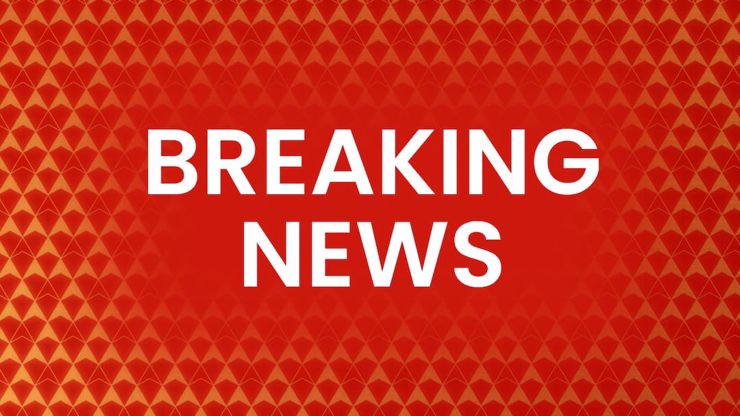 spicejet plane wheel fell off during take off at mumbai airport emergency declare flight landed safely with 75 on board उड़ान भरते ही गिरा स्पाइसजेट की फ्लाइट का पहिया, मुंबई एयरपोर्ट पर मचा हाहाकार, 75 लोग थे प्लेन में सवार