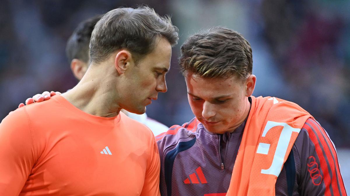 Manuel Neuer und Jonas Urbig besprechen sich