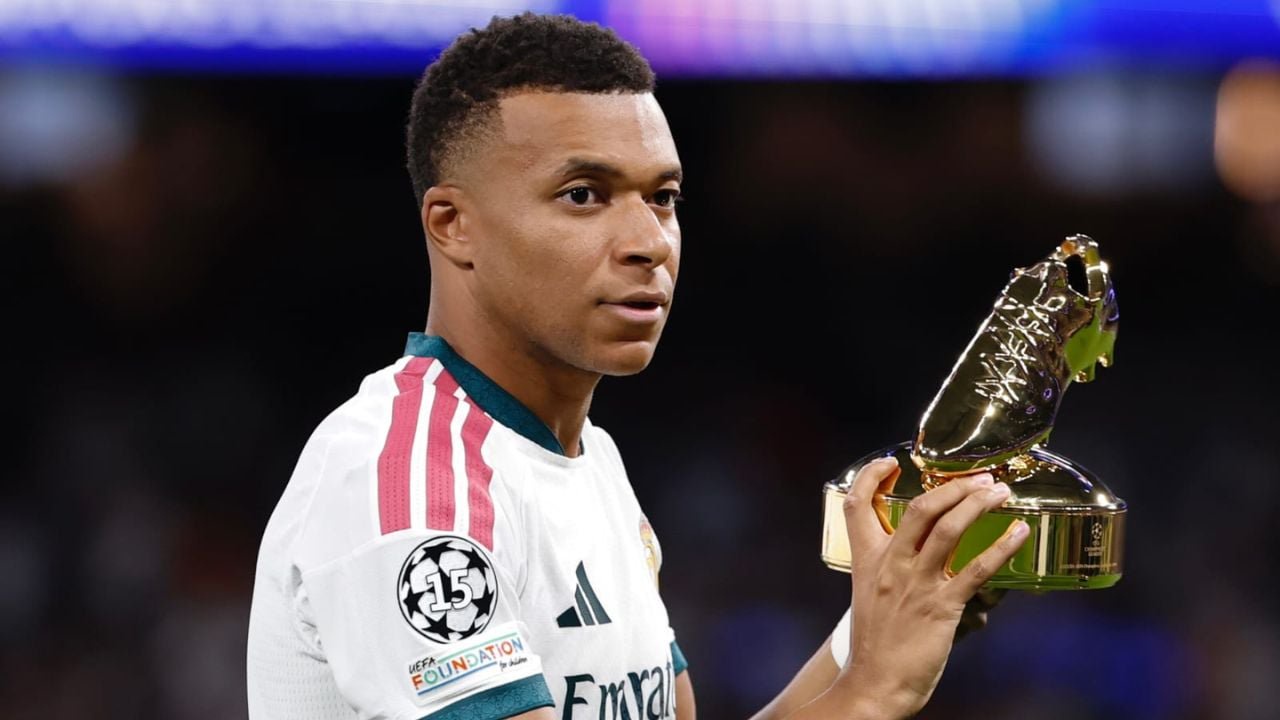 Mbappé ergue troféu de artilharia | Reprodução/Instagram/@k.mbappe