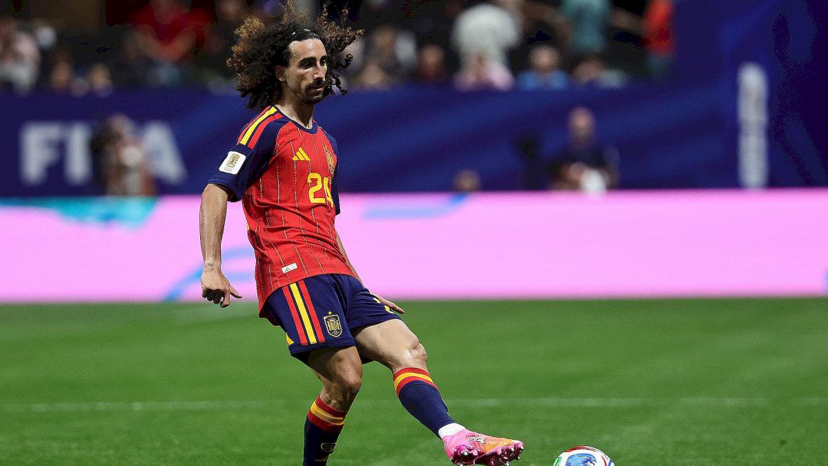 Marc Cucurella passt den Ball